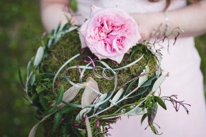 Hochzeitsplanerin Steyr - Ringkissen Herzform Moos mit rosa Rosen
